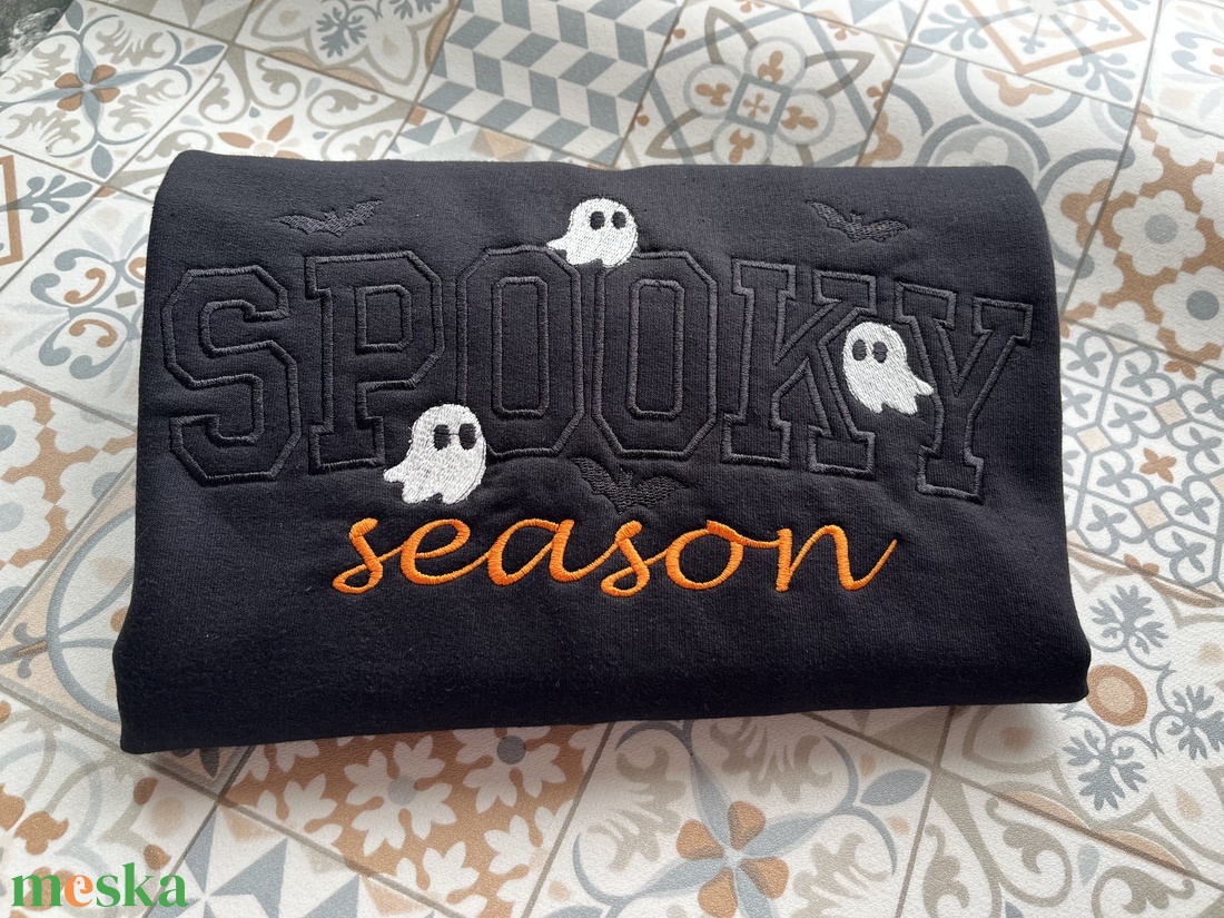 Pulóver Halloweenra sötétben világító cérnával - otthon & életmód - dekoráció - halloween - halloweeni jelmez és kiegészítők - Meska.hu