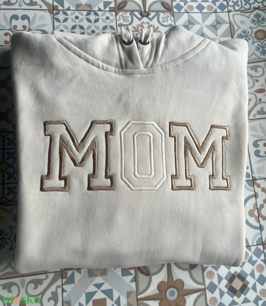 MOM feliratos hímzett kapucnis pulóver  - ruha & divat - női ruha - pulóver - Meska.hu