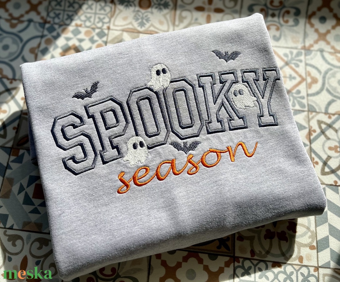 Pulóver Halloweenra sötétben világító cérnával - otthon & életmód - dekoráció - halloween - halloweeni jelmez és kiegészítők - Meska.hu