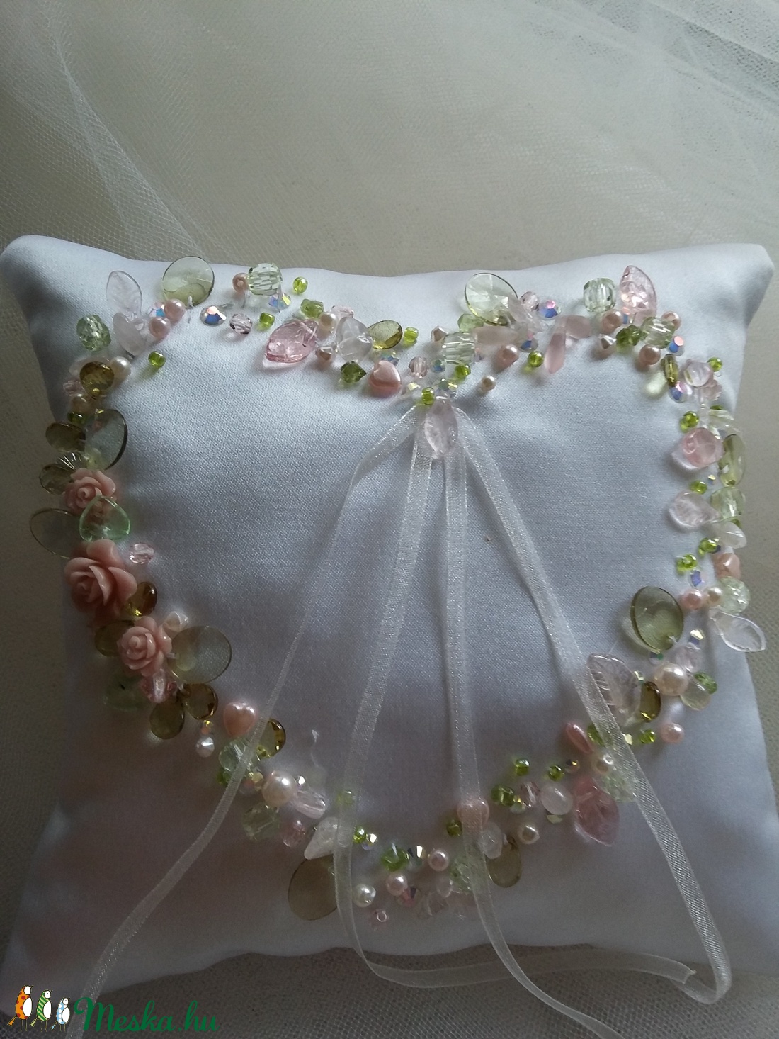 Fehér , rózsaszin, zöld,  gyűrűpárna,  varrt gyöngyökkel - esküvő - kiegészítők - gyűrűtartó & gyűrűpárna - Meska.hu