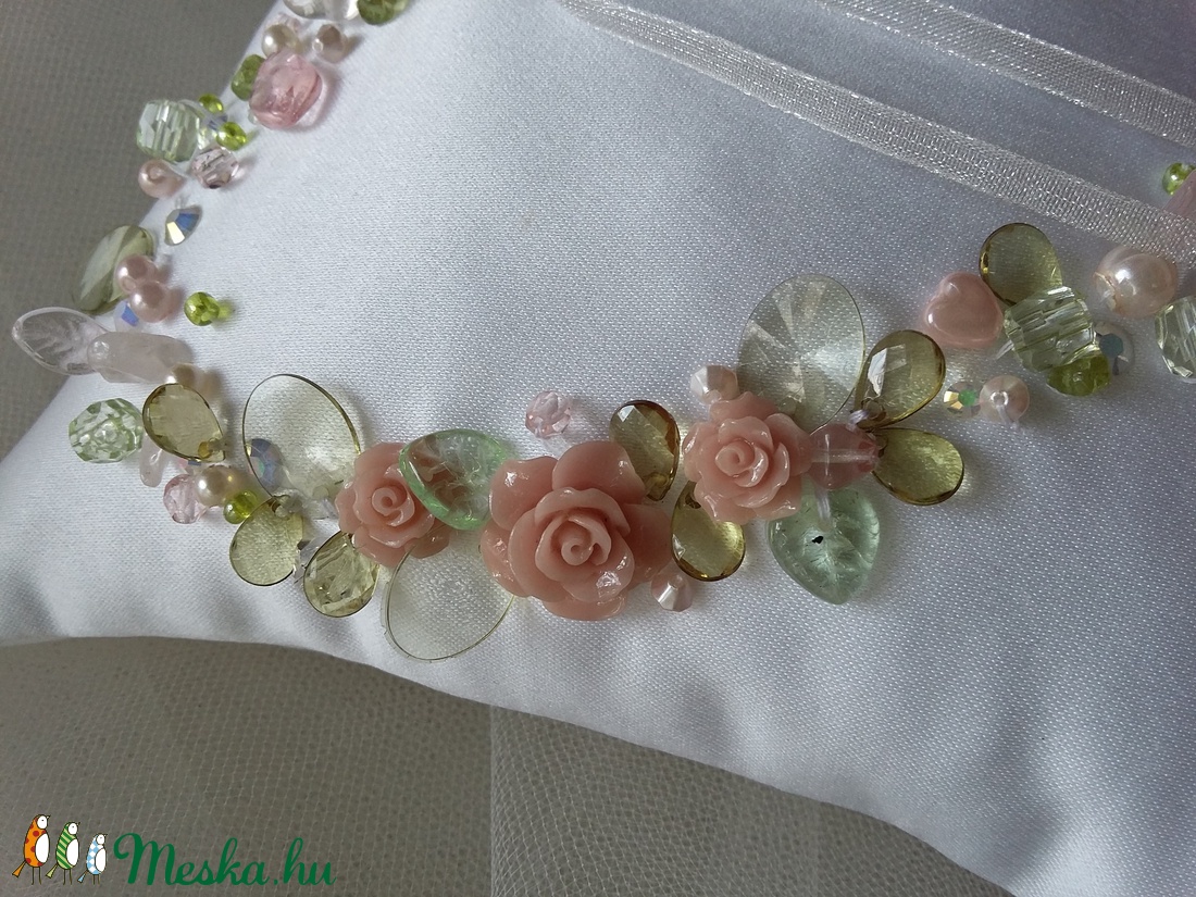 Fehér , rózsaszin, zöld,  gyűrűpárna,  varrt gyöngyökkel - esküvő - kiegészítők - gyűrűtartó & gyűrűpárna - Meska.hu