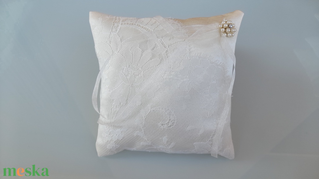Törtfehér gyűrűpárna  , franciacsipkével, strasszal - esküvő - kiegészítők - gyűrűtartó & gyűrűpárna - Meska.hu