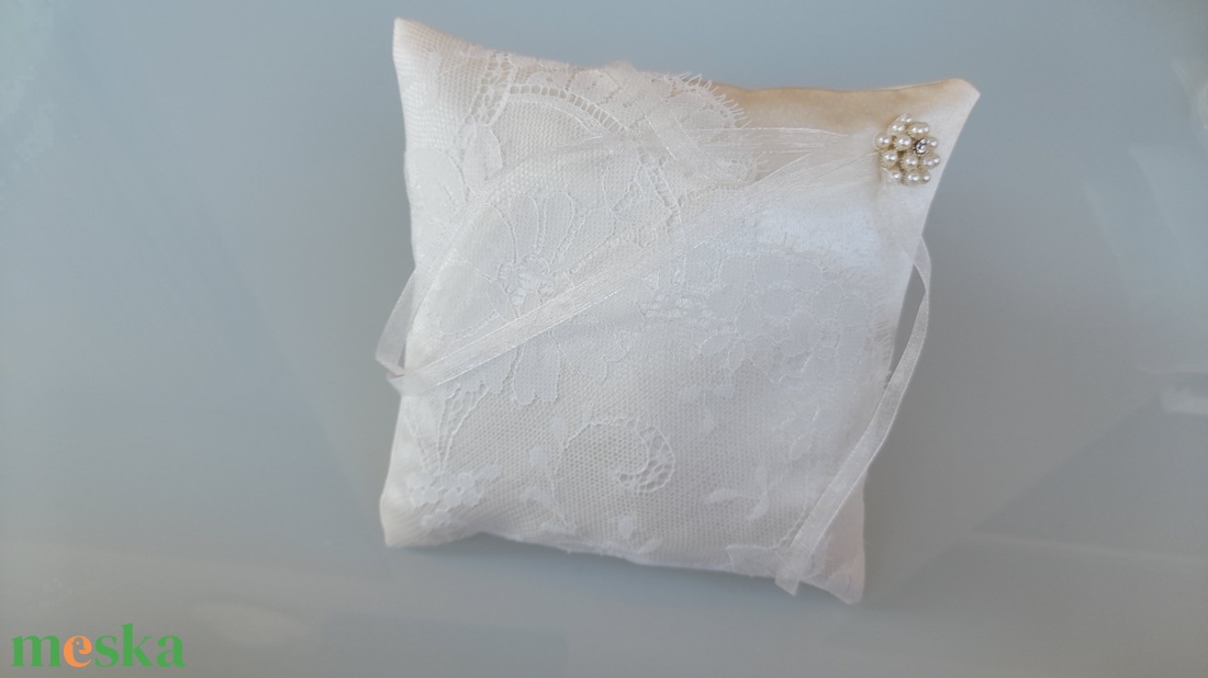 Törtfehér gyűrűpárna  , franciacsipkével, strasszal - esküvő - kiegészítők - gyűrűtartó & gyűrűpárna - Meska.hu