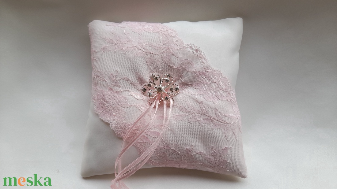 Krém gyűrűpárna  ,rózsaszín  csipkével - esküvő - kiegészítők - gyűrűtartó & gyűrűpárna - Meska.hu