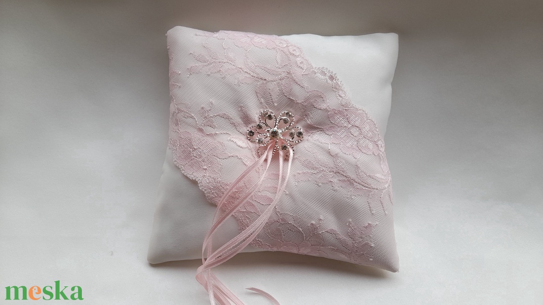 Krém gyűrűpárna  ,rózsaszín  csipkével - esküvő - kiegészítők - gyűrűtartó & gyűrűpárna - Meska.hu