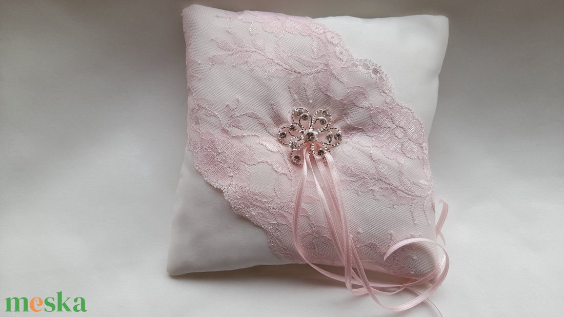 Krém gyűrűpárna  ,rózsaszín  csipkével - esküvő - kiegészítők - gyűrűtartó & gyűrűpárna - Meska.hu