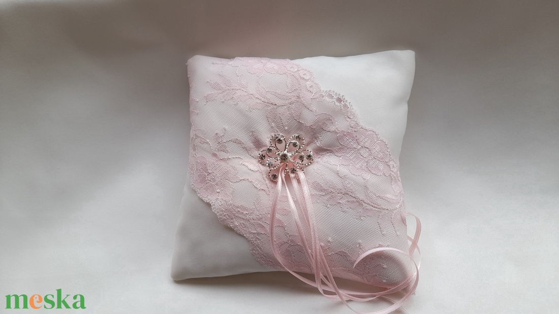Krém gyűrűpárna  ,rózsaszín  csipkével - esküvő - kiegészítők - gyűrűtartó & gyűrűpárna - Meska.hu