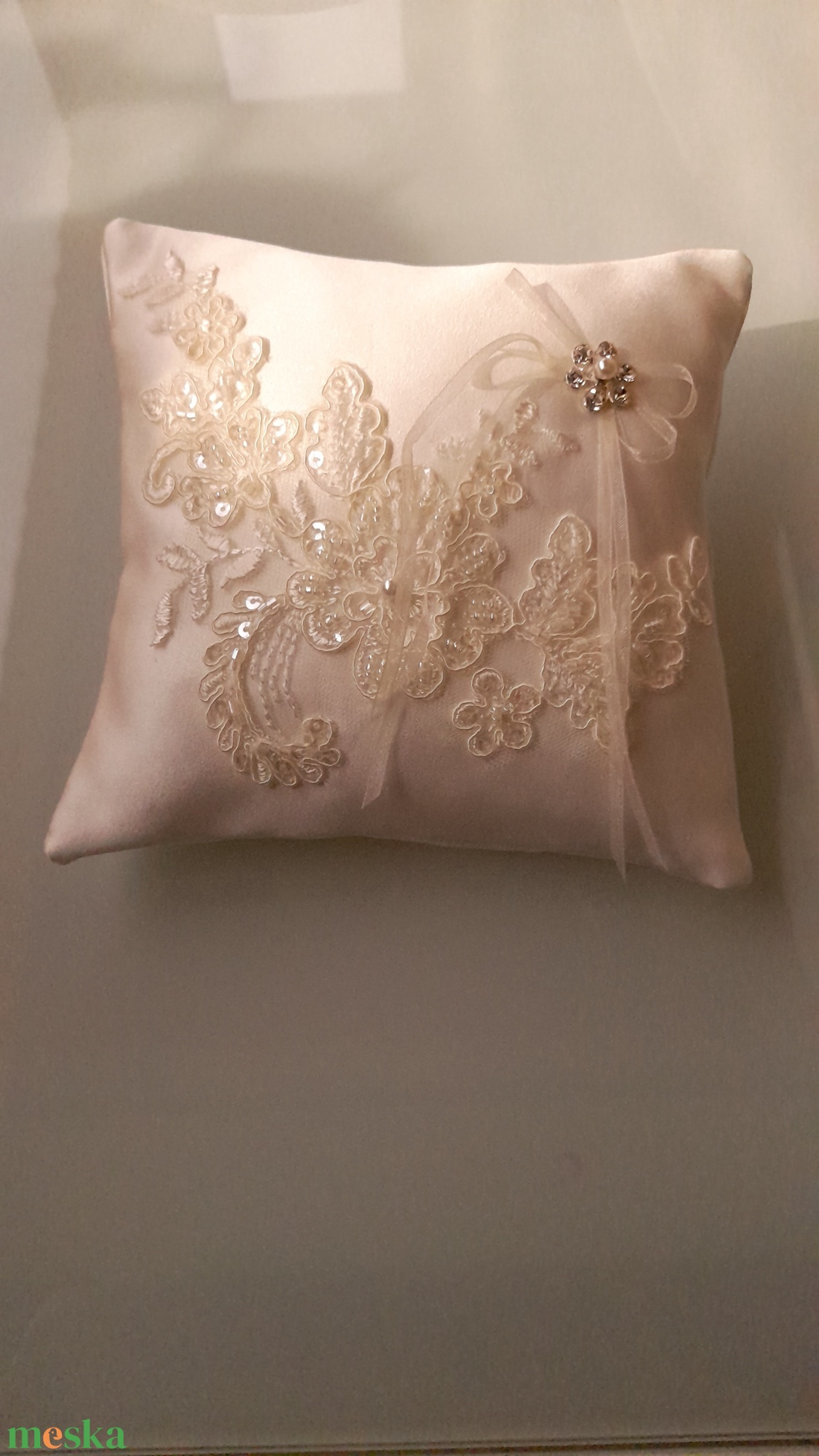 Krém   gyűrűpárna , rátét csipkével - esküvő - kiegészítők - gyűrűtartó & gyűrűpárna - Meska.hu