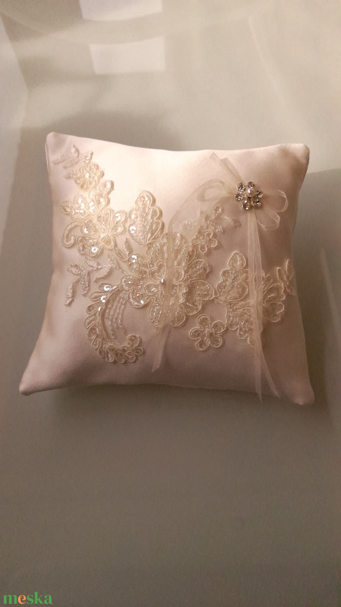 Krém   gyűrűpárna , rátét csipkével - esküvő - kiegészítők - gyűrűtartó & gyűrűpárna - Meska.hu