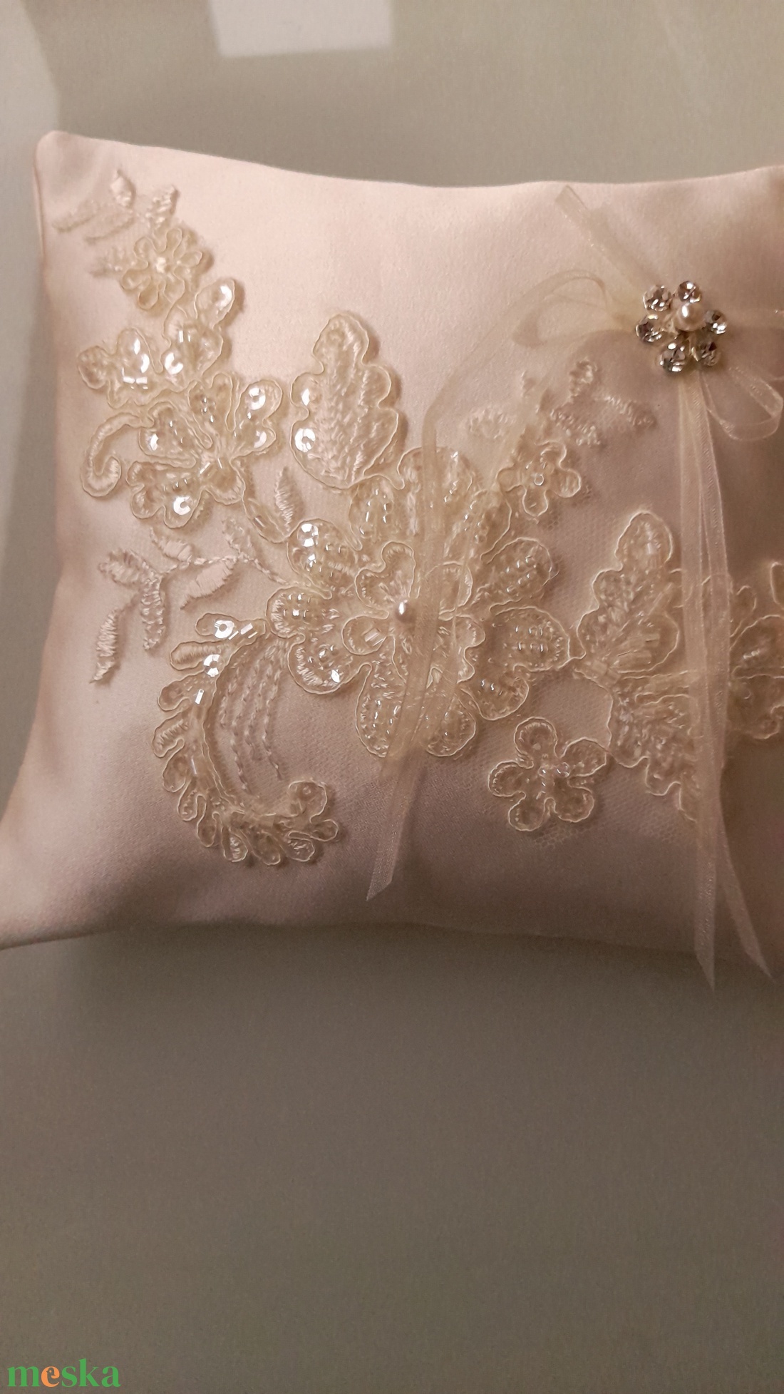 Krém   gyűrűpárna , rátét csipkével - esküvő - kiegészítők - gyűrűtartó & gyűrűpárna - Meska.hu