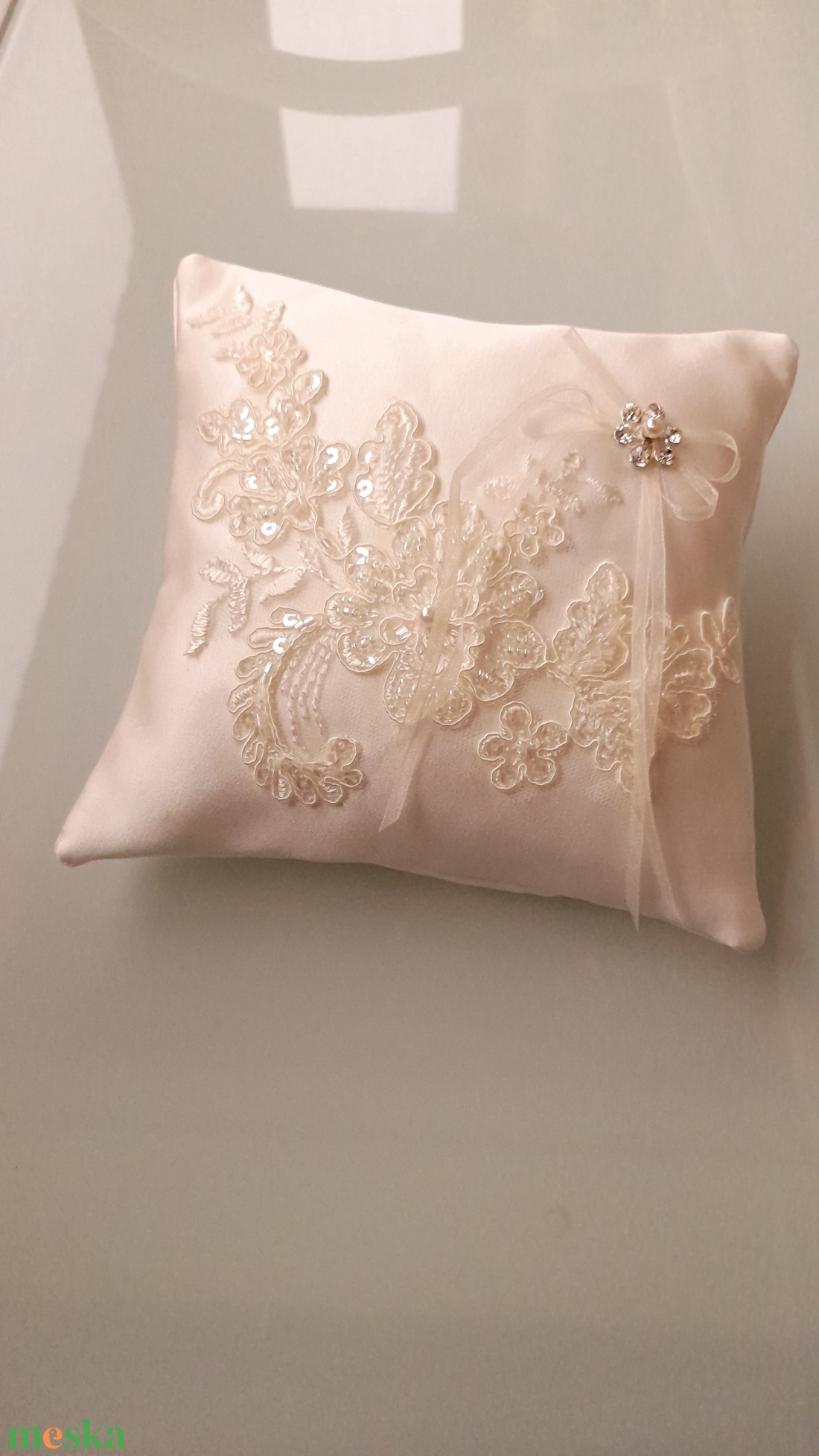 Krém   gyűrűpárna , rátét csipkével - esküvő - kiegészítők - gyűrűtartó & gyűrűpárna - Meska.hu