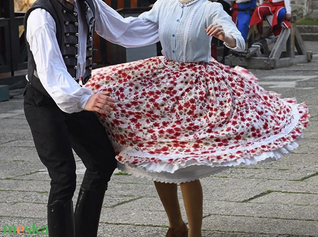 Piros virágos bő szoknya XL - fehér csipkével, derék 80-90 cm, népi táncszoknya, nyári  - ruha & divat - női ruha - szoknya - Meska.hu