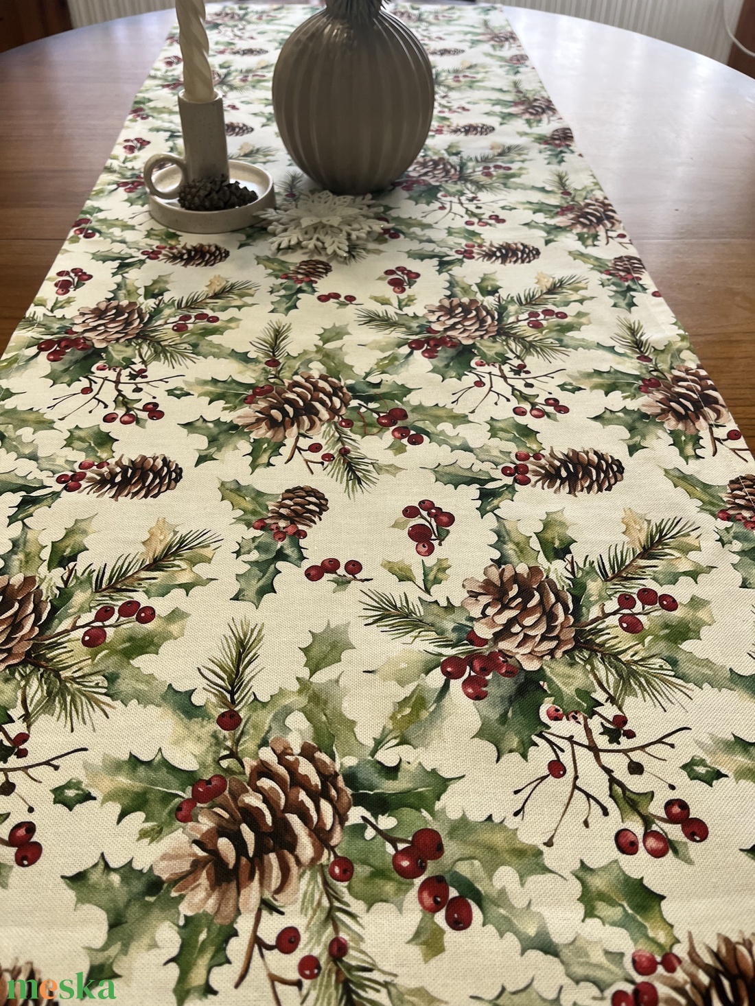 Karácsonyi tobozos magyalos asztali futó 135x45 cm - natúr erdei mintás - karácsony - karácsonyi lakásdekoráció - ünnepi asztaldekoráció - Meska.hu