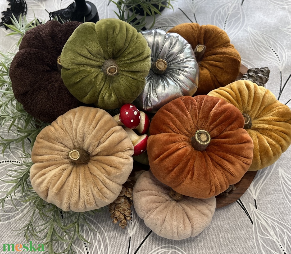 Őszi asztali szett - Eukaliptuszos asztali futó 135x45 cm + 5 db bársony tök - kuckós őszi dekor szett - otthon & életmód - dekoráció - asztal és polc dekoráció - asztaldísz - Meska.hu