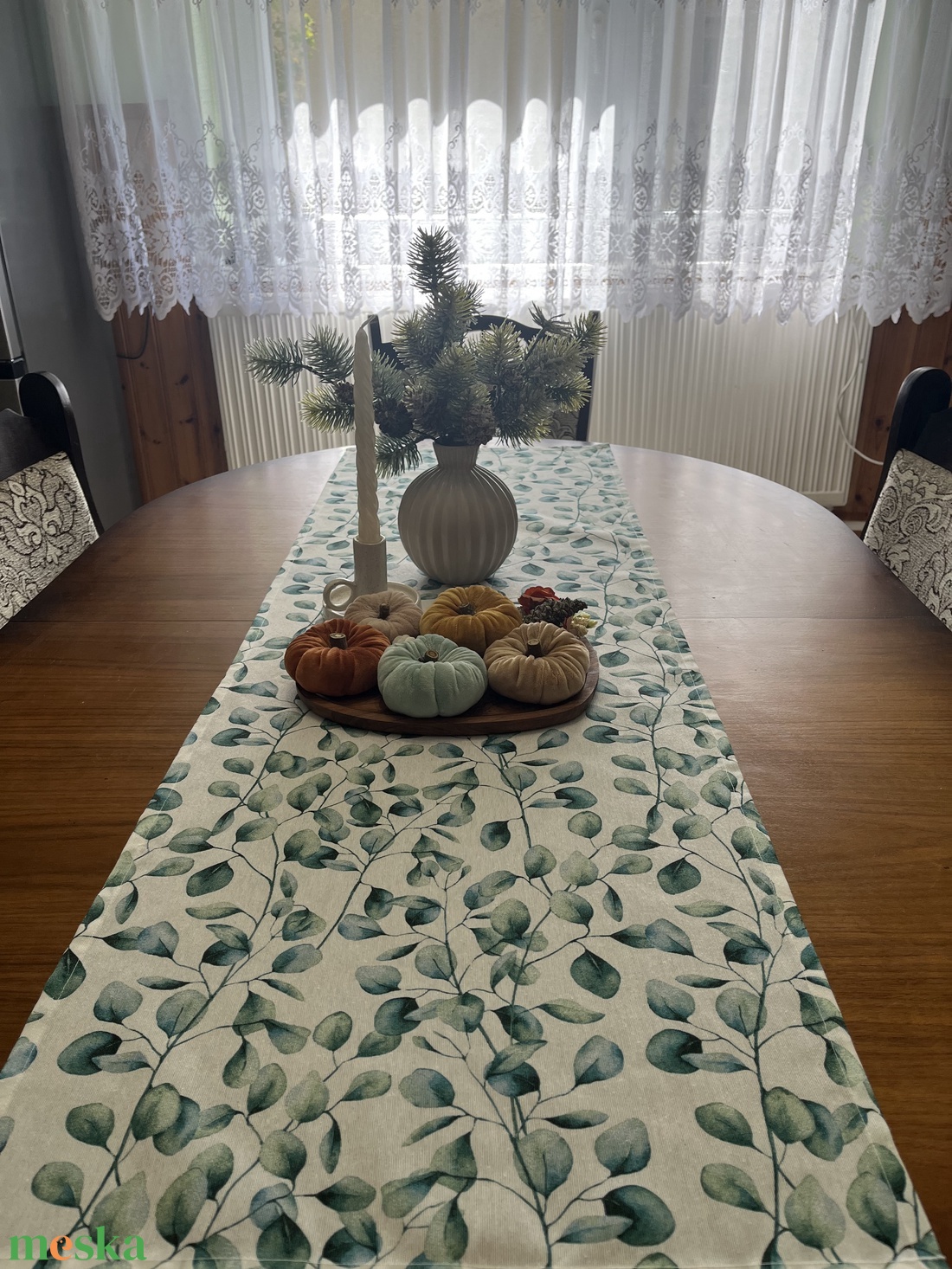 Őszi asztali szett - Eukaliptuszos asztali futó 135x45 cm + 5 db bársony tök - kuckós őszi dekor szett - otthon & életmód - dekoráció - asztal és polc dekoráció - asztaldísz - Meska.hu