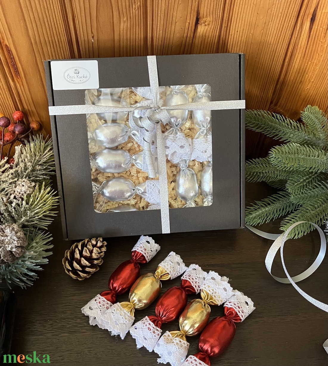Textilszaloncukor ezüst lamévirágos, fehér csipkés, shabby chic karácsonyfadísz - karácsony - karácsonyi lakásdekoráció - ünnepi asztaldekoráció - Meska.hu