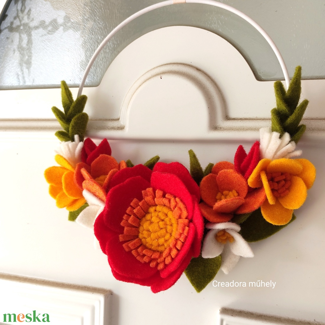 Virágos kopogtató, ajtódísz, falidísz, gyapjúfilc virágok - otthon & lakás - dekoráció - fali és függő dekoráció - falra akasztható dekor - Meska.hu