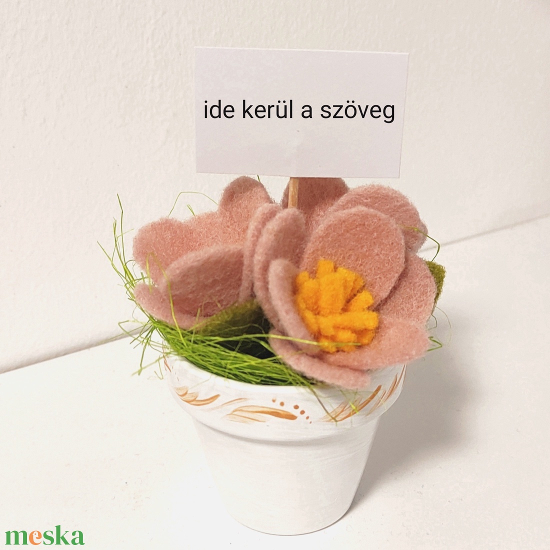 Cserepes virág egyedi felirattal, gyapjúfilc virágok kerámia kaspóban - otthon & életmód - dekoráció - asztal és polc dekoráció - asztaldísz - Meska.hu