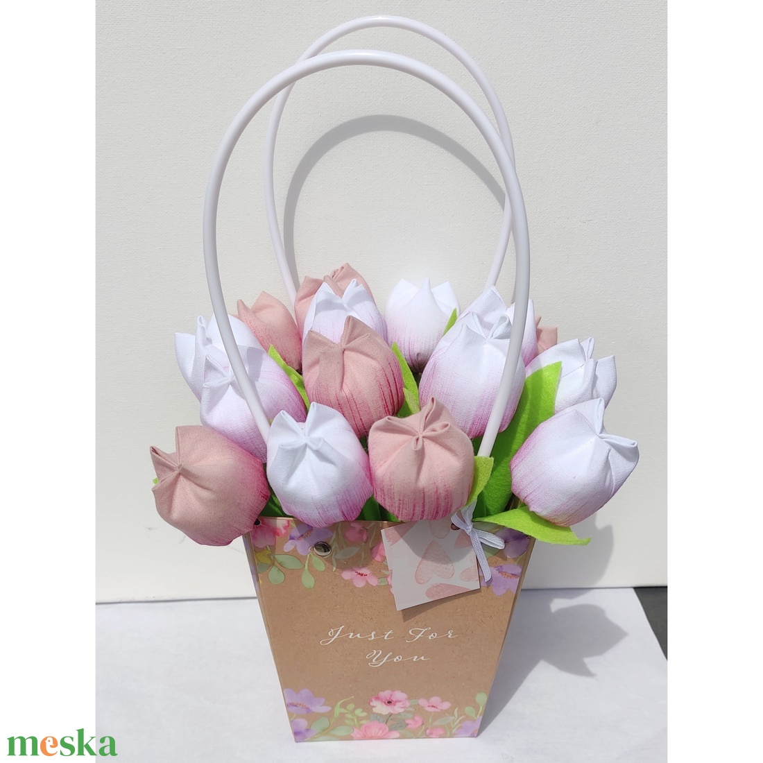 Textil tulipánok papír táskában kísérő kártyával - otthon & életmód - dekoráció - virágdísz és tartó - csokor & virágdísz - Meska.hu Textil tulipánok papír táskában kísérő kártyával - otthon & életmód - dekoráció - virágdísz és tartó - csokor & virágdísz - Meska.hu