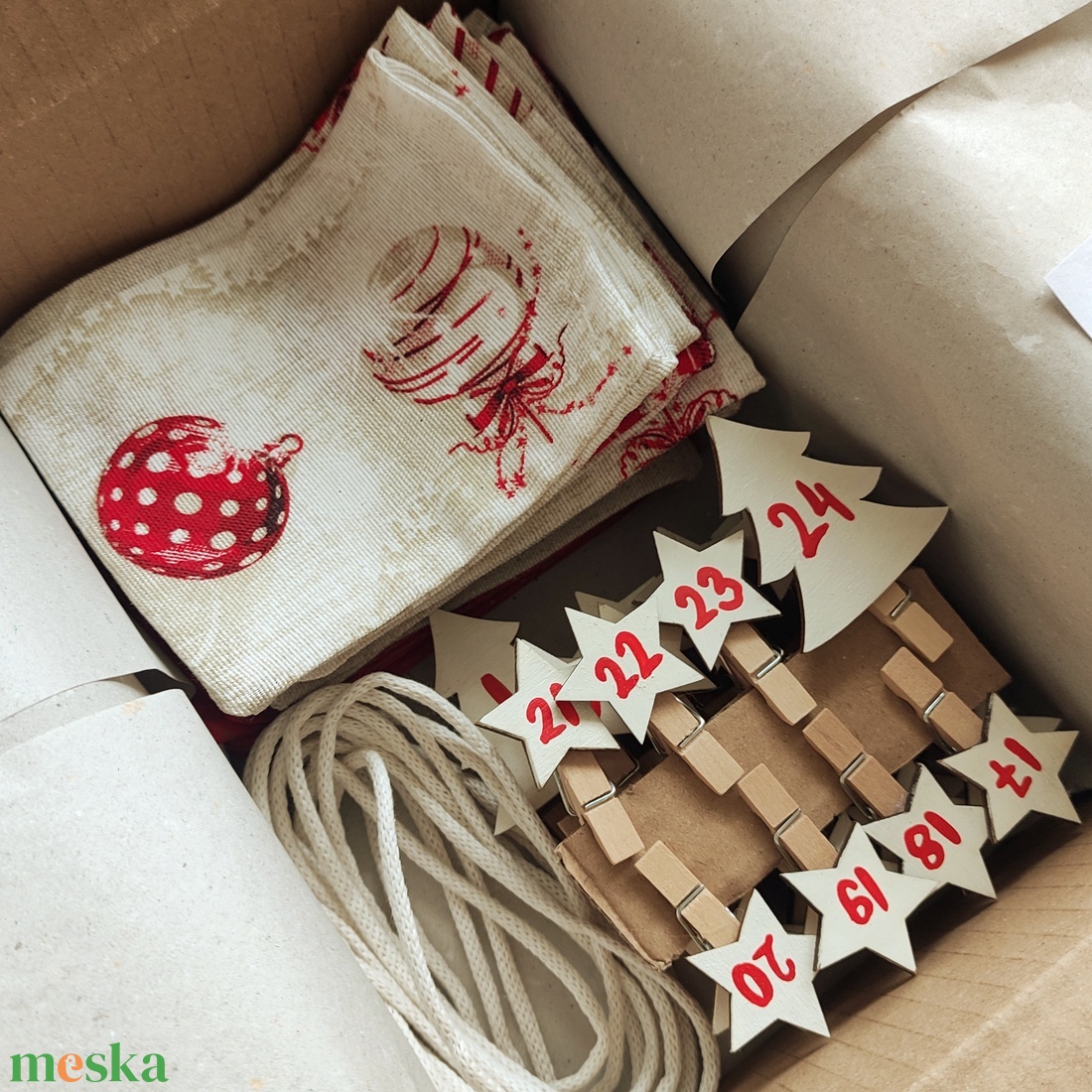 Adventi kalendárium, adventi naptár, piros-natúr színek, több méret - karácsony - adventi díszek - adventi naptár - Meska.hu
