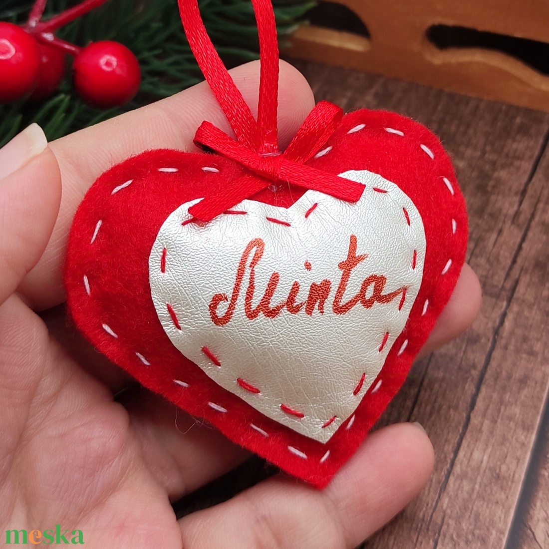 Névre szóló karácsonyi szív függő dísz, kicsi piros - karácsony - karácsonyi lakásdekoráció - karácsonyfadíszek - Meska.hu