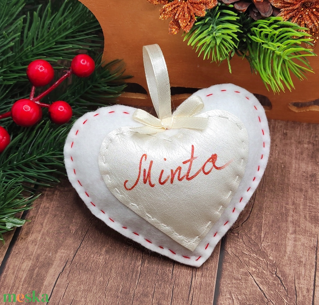Névre szóló karácsonyi szív függő dísz, kicsi fehér - karácsony - karácsonyi lakásdekoráció - karácsonyfadíszek - Meska.hu