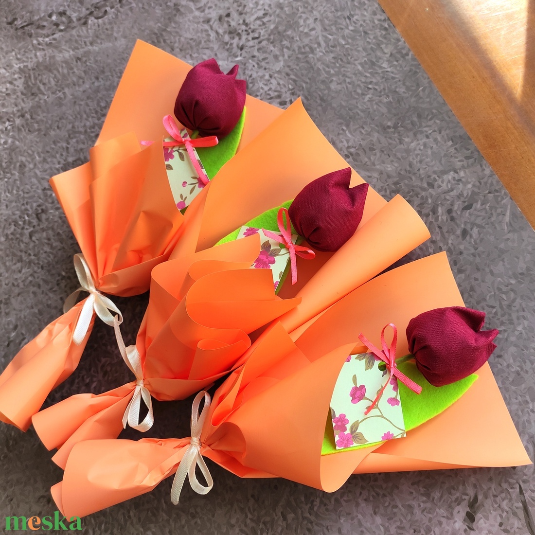 Textil tulipán csomagolva, kísérő kártyával több színben - otthon & életmód - virágdekoráció - virágok - szálas virág - Meska.hu