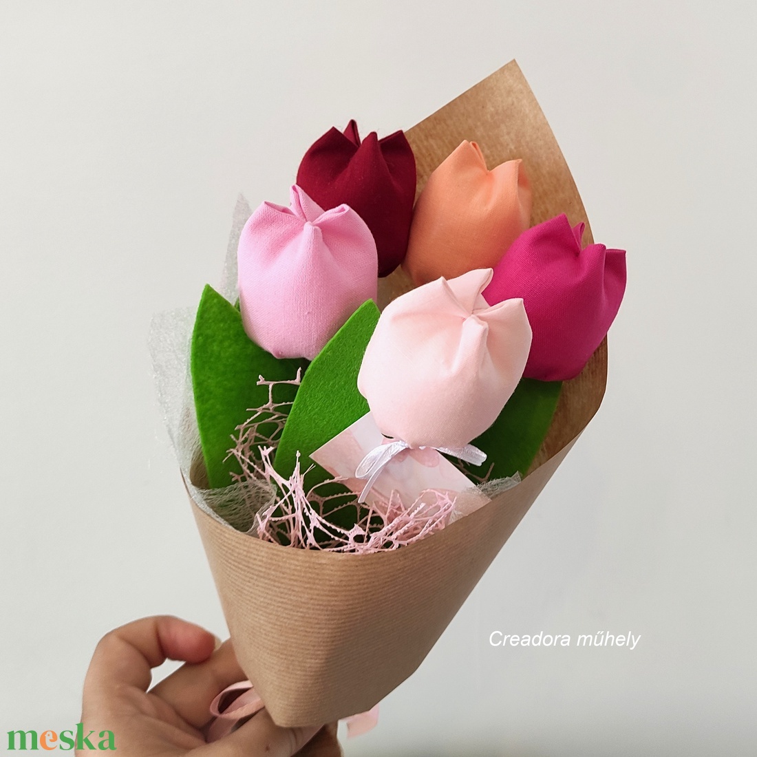 Textil tulipán csokor natúr csomagolásban, 5 szál választott színekben - otthon & életmód - virágdekoráció - virágok - virágcsokor - Meska.hu