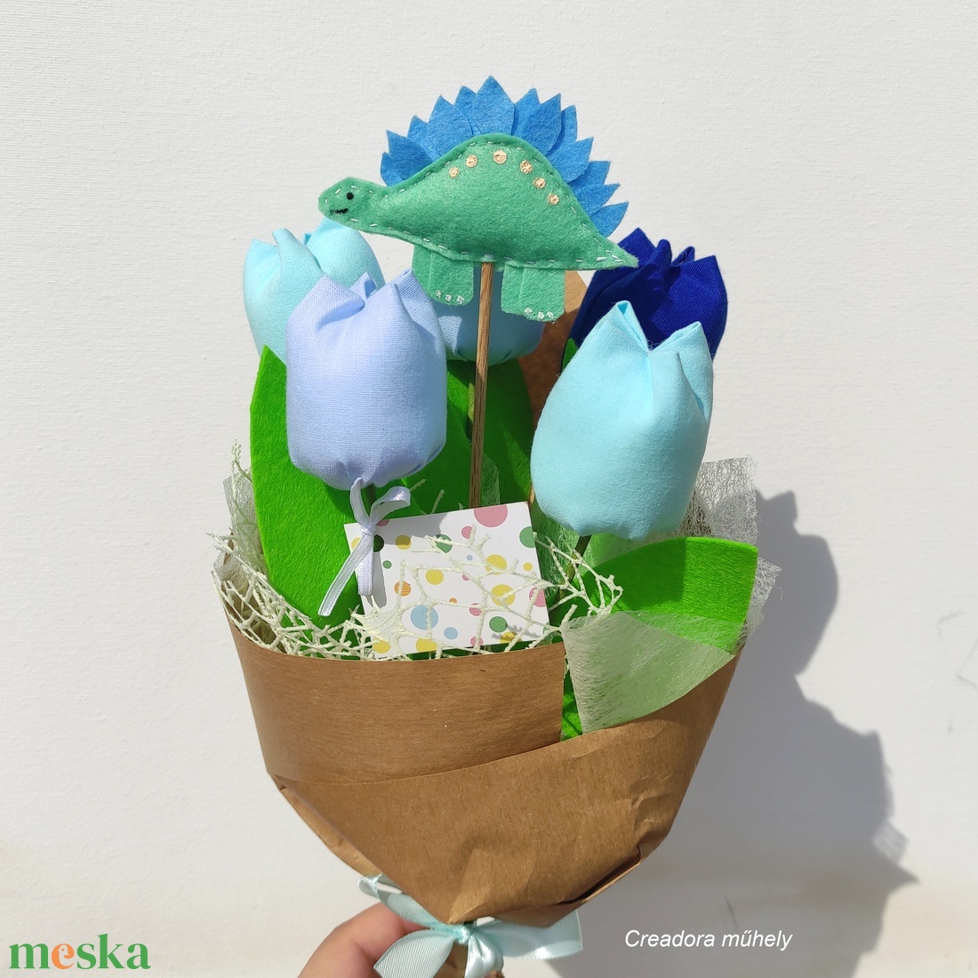 Ballagási virágcsokor dinó figurával több színeben - otthon & életmód - virágdekoráció - virágok - virágcsokor - Meska.hu