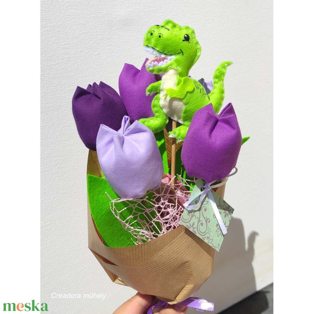 Ballagási virágcsokor dinó figurával több színeben - otthon & életmód - virágdekoráció - virágok - virágcsokor - Meska.hu