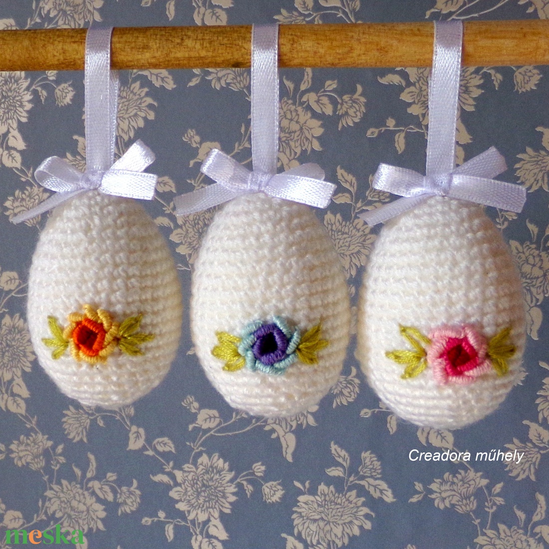 Horgolt húsvéti tojás hímzett rózsával, akasztóval - ünnepi díszek, dekorációk - húsvéti díszek és dekorációk - húsvéti tojás, hímestojás - Meska.hu