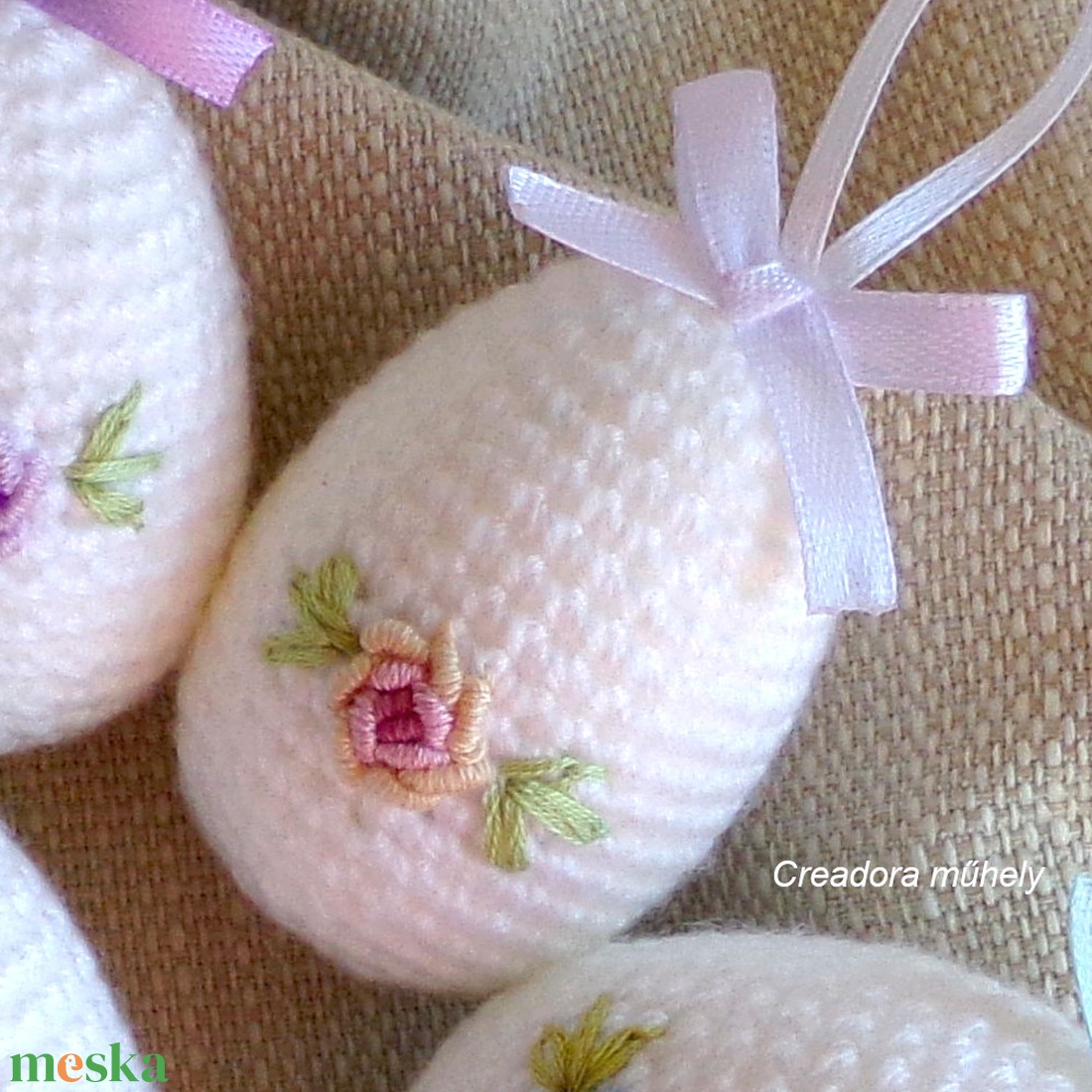 Horgolt húsvéti tojás rózsával, akasztóval 3 darab - ünnepi díszek, dekorációk - húsvéti díszek és dekorációk - húsvéti tojás, hímestojás - Meska.hu