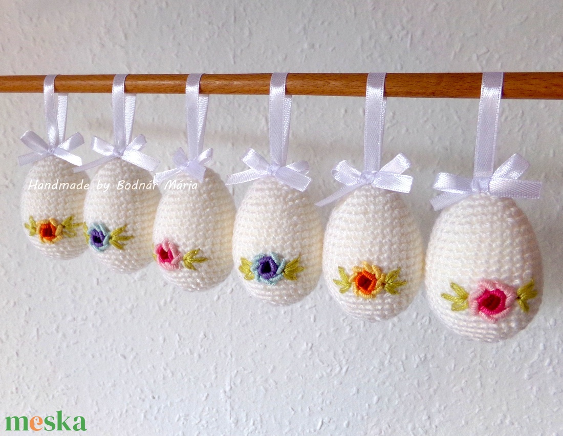 Horgolt húsvéti tojás rózsával, akasztóval 3 darab - ünnepi díszek, dekorációk - húsvéti díszek és dekorációk - húsvéti tojás, hímestojás - Meska.hu