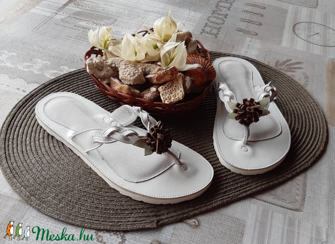 Tiszta bőr fonott saru  bőr virággal - ruha & divat - cipő & papucs - szandál - Meska.hu