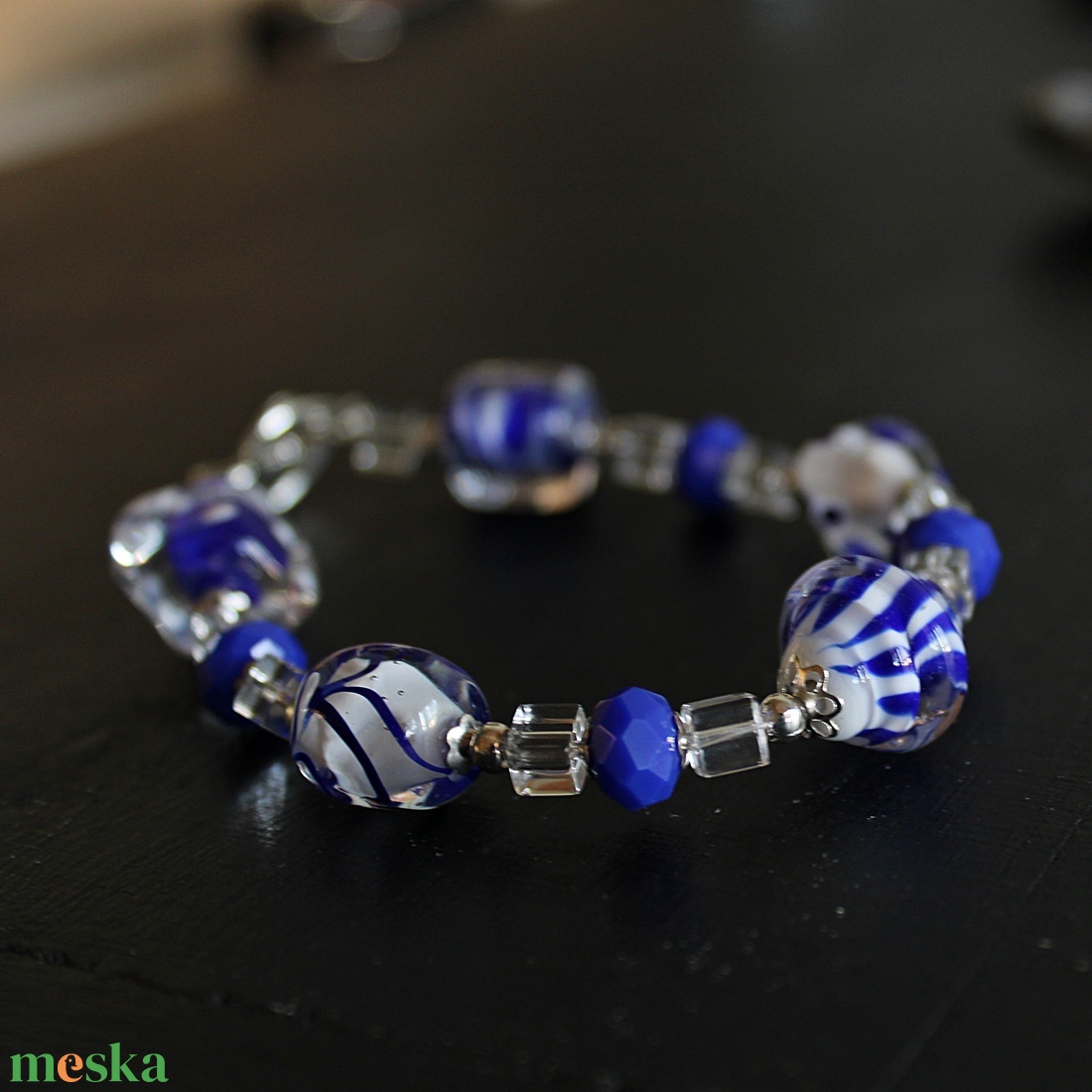 Kék fehér lámpagyöngy karkötő, klasszikus üveggyöngy karkötő, MURÁNÓI üveg ékszer, romantikus karkötő - ékszer - karkötő - gyöngyös karkötő - Meska.hu