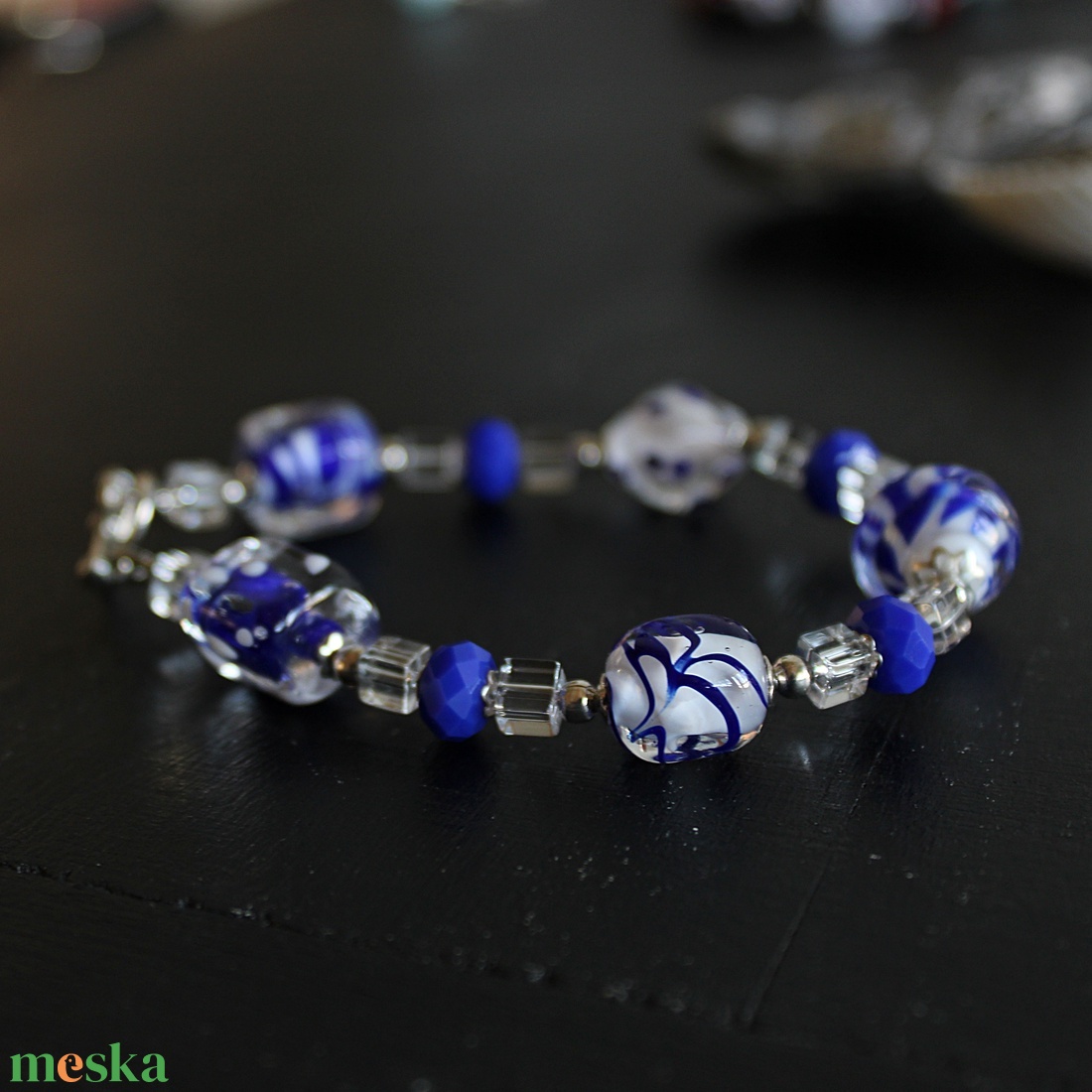 Kék fehér lámpagyöngy karkötő, klasszikus üveggyöngy karkötő, MURÁNÓI üveg ékszer, romantikus karkötő - ékszer - karkötő - gyöngyös karkötő - Meska.hu