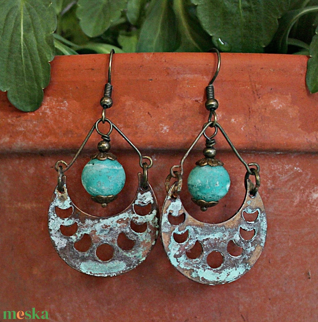 Artemis - rusztikus lámpagyöngy fülbevaló, holdfázis fülbevaló, türkiz zöld üveggyöngy fülbevaló, MURÁNÓI üveg ékszer - ékszer - fülbevaló - lógó fülbevaló - Meska.hu