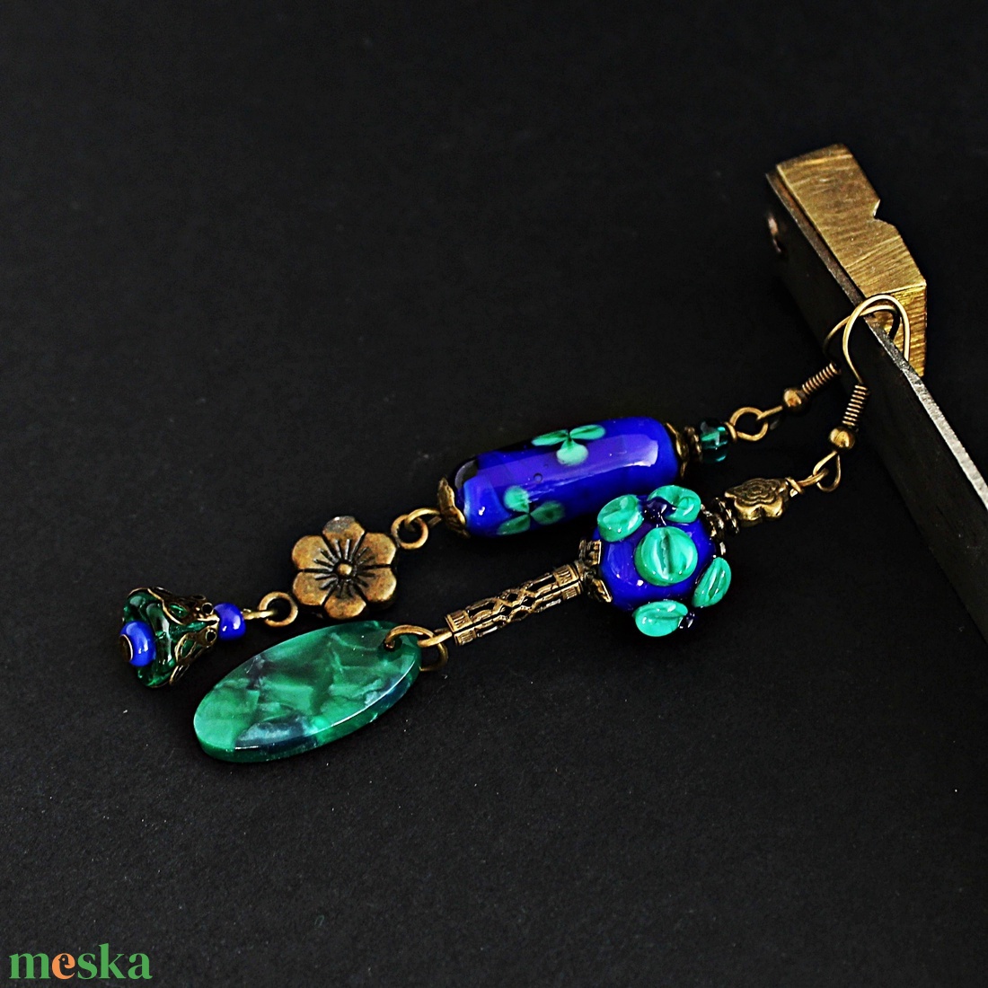 Felemás - virágmintás lámpagyöngy fülbevaló, kék zöld üveggyöngy fülbevaló, aszimmetrikus fülbevaló, MURÁNÓI ÜVEGékszer - ékszer - fülbevaló - lógó fülbevaló - Meska.hu