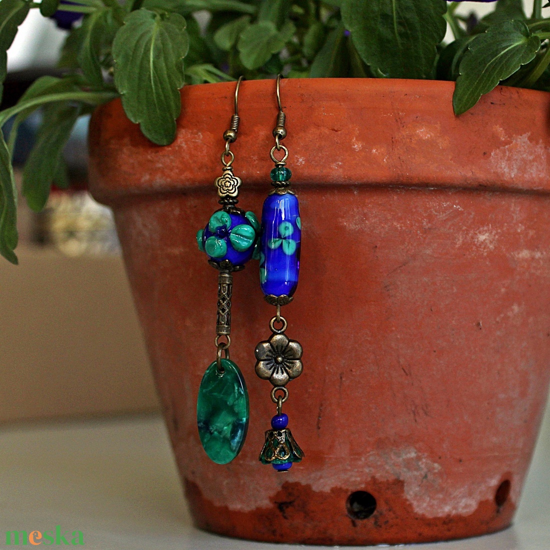 Felemás - virágmintás lámpagyöngy fülbevaló, kék zöld üveggyöngy fülbevaló, aszimmetrikus fülbevaló, MURÁNÓI ÜVEGékszer - ékszer - fülbevaló - lógó fülbevaló - Meska.hu