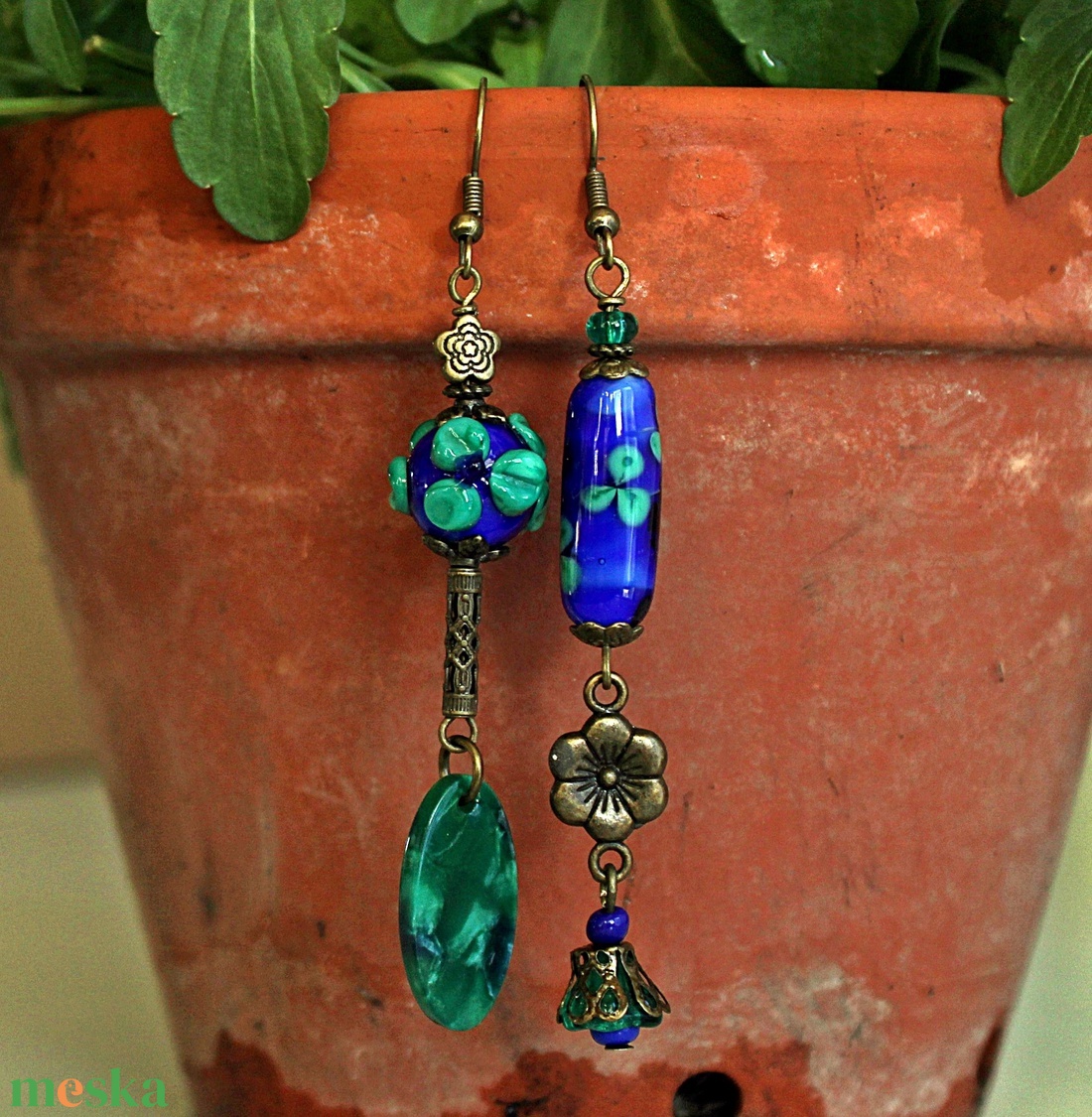 Felemás - virágmintás lámpagyöngy fülbevaló, kék zöld üveggyöngy fülbevaló, aszimmetrikus fülbevaló, MURÁNÓI ÜVEGékszer - ékszer - fülbevaló - lógó fülbevaló - Meska.hu