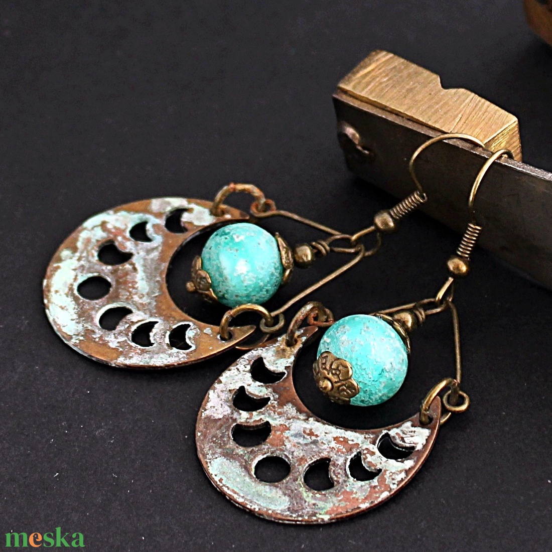 Artemis - rusztikus lámpagyöngy fülbevaló, holdfázis fülbevaló, türkiz zöld üveggyöngy fülbevaló, MURÁNÓI üveg ékszer - ékszer - fülbevaló - lógó fülbevaló - Meska.hu