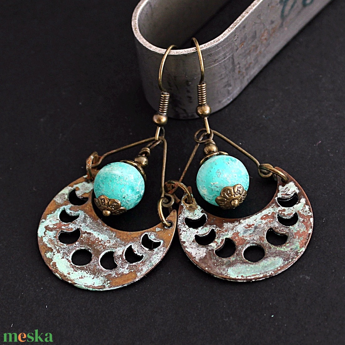 Artemis - rusztikus lámpagyöngy fülbevaló, holdfázis fülbevaló, türkiz zöld üveggyöngy fülbevaló, MURÁNÓI üveg ékszer - ékszer - fülbevaló - lógó fülbevaló - Meska.hu