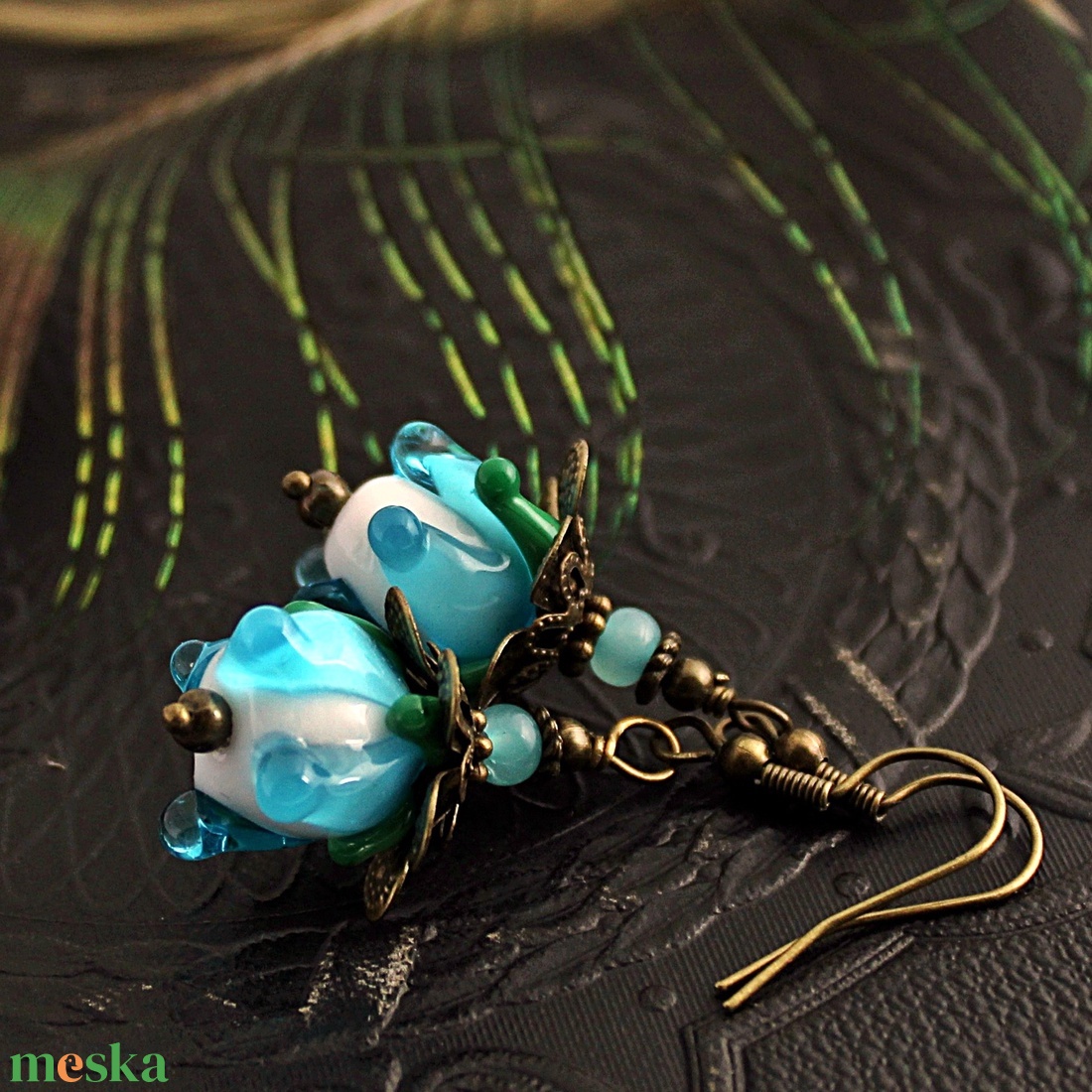 Bohém rózsa - kék-fehér lámpagyöngy virág fülbevaló, Muránói üvegékszer, kék üveggyöngy fülbevaló - ékszer - fülbevaló - lógó fülbevaló - Meska.hu