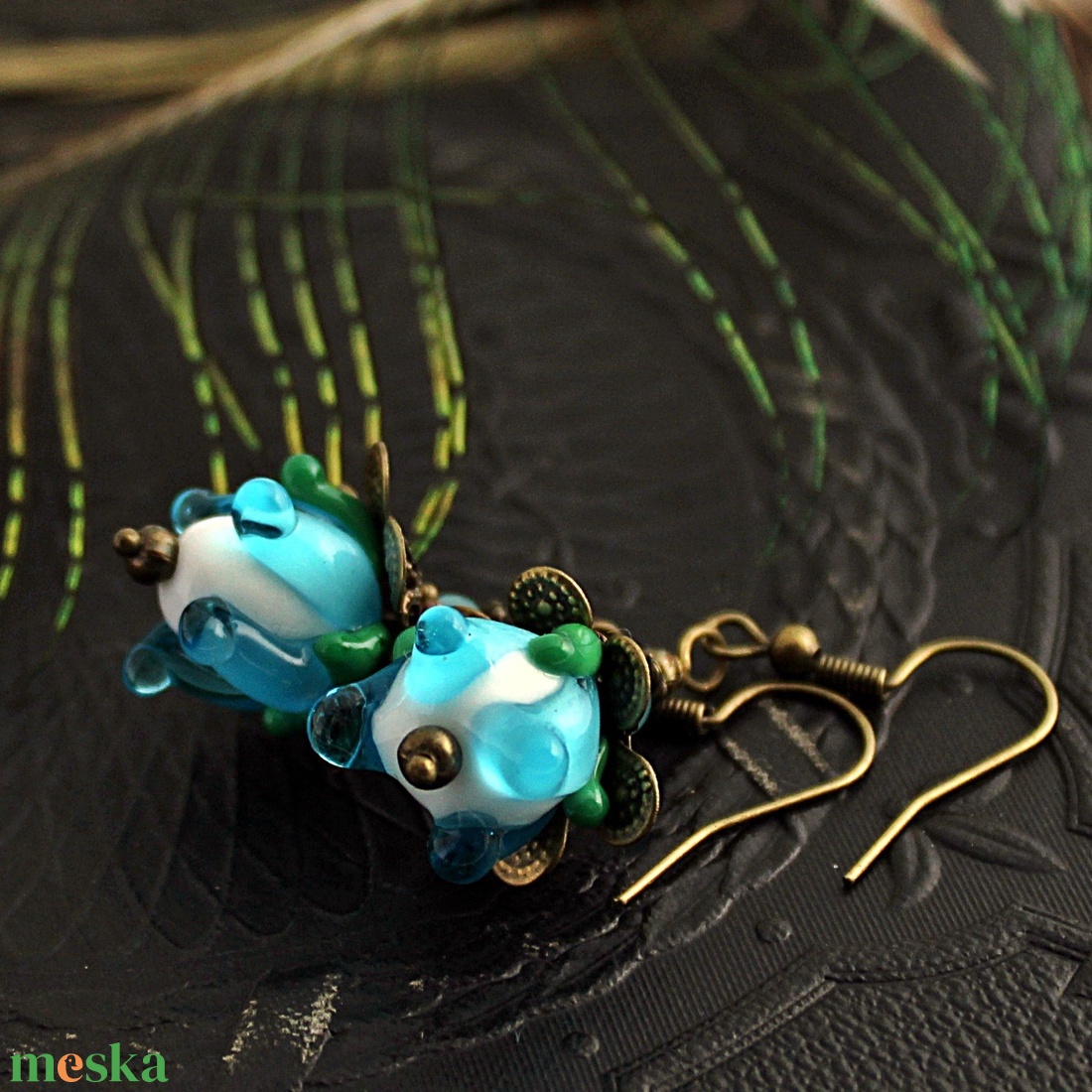 Bohém rózsa - kék-fehér lámpagyöngy virág fülbevaló, Muránói üvegékszer, kék üveggyöngy fülbevaló - ékszer - fülbevaló - lógó fülbevaló - Meska.hu