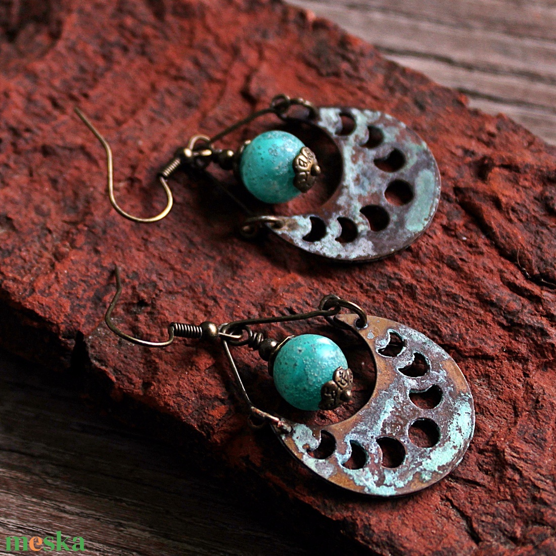 Artemis - rusztikus lámpagyöngy fülbevaló, holdfázis fülbevaló, türkiz zöld üveggyöngy fülbevaló, MURÁNÓI üveg ékszer - ékszer - fülbevaló - lógó fülbevaló - Meska.hu