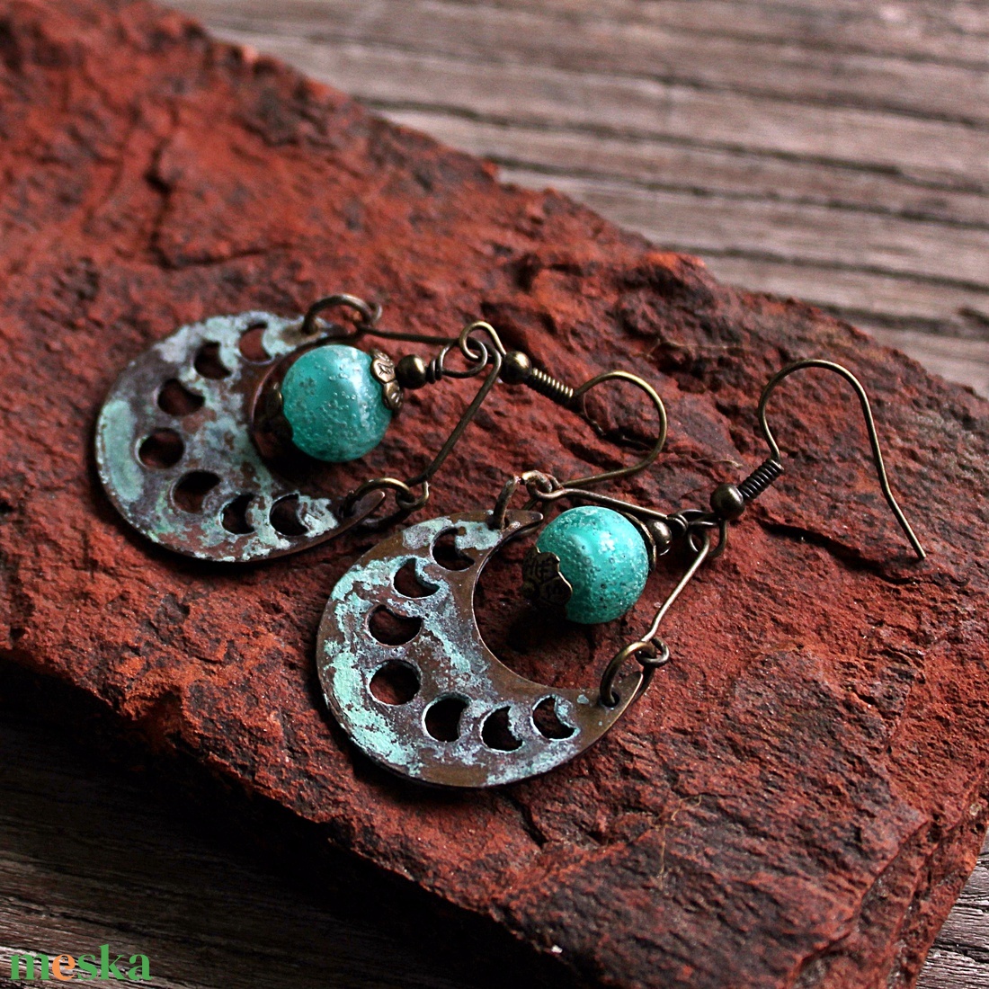 Artemis - rusztikus lámpagyöngy fülbevaló, holdfázis fülbevaló, türkiz zöld üveggyöngy fülbevaló, MURÁNÓI üveg ékszer - ékszer - fülbevaló - lógó fülbevaló - Meska.hu