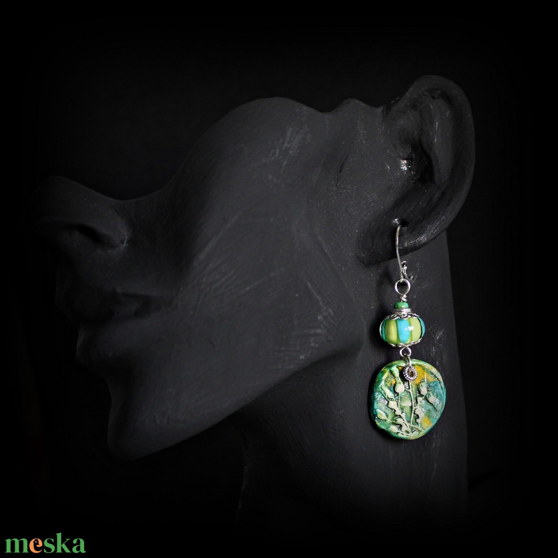 Csíkos lámpagyöngy fülbevaló virágos kerámiával, kék zöld üveggyöngy fülbevaló, MURÁNÓI üvegékszer - ékszer - fülbevaló - lógó fülbevaló - Meska.hu