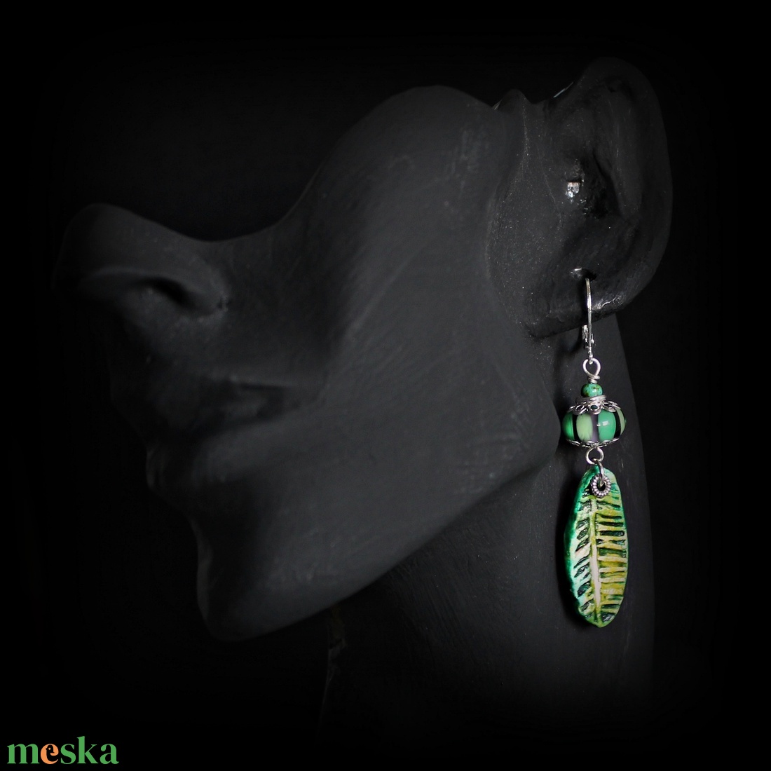 Csíkos lámpagyöngy fülbevaló leveles kerámiával, lila zöld üveggyöngy fülbevaló, MURÁNÓI üvegékszer - ékszer - fülbevaló - lógó fülbevaló - Meska.hu