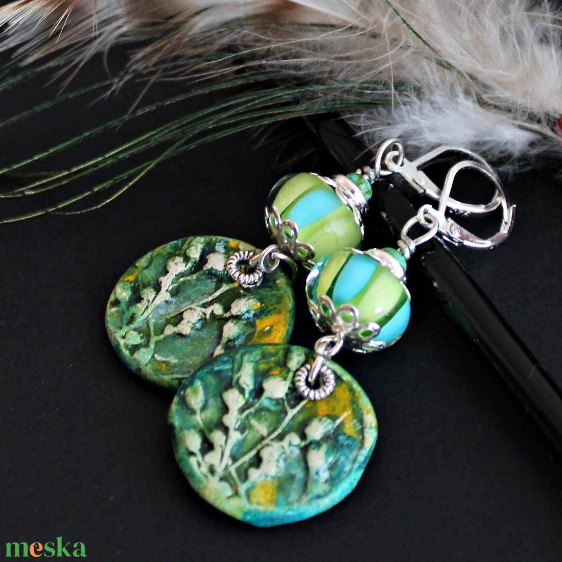 Csíkos lámpagyöngy fülbevaló virágos kerámiával, kék zöld üveggyöngy fülbevaló, MURÁNÓI üvegékszer - ékszer - fülbevaló - lógó fülbevaló - Meska.hu