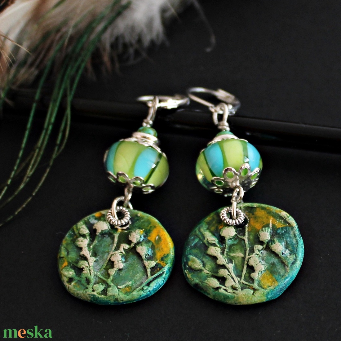 Csíkos lámpagyöngy fülbevaló virágos kerámiával, kék zöld üveggyöngy fülbevaló, MURÁNÓI üvegékszer - ékszer - fülbevaló - lógó fülbevaló - Meska.hu